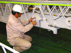 云梯车的伸缩及升降的2个部位使用了钢缆。